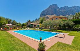 دو خانه بهم چسبیده – Cinisi, سیسیل, ایتالیا. 3,140 € هفته ای