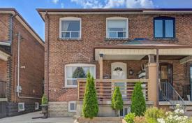 دو خانه بهم متصل – York, تورنتو, انتاریو,  کانادا. C$1,015,000