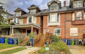  دو خانه بهم متصل – Bathurst Street, تورنتو, انتاریو,  کانادا. C$1,902,000