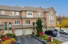  دو خانه بهم متصل – Etobicoke, تورنتو, انتاریو,  کانادا. C$1,104,000