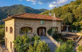8غرفة ویلا  370 متر مربع Camaiore, ایتالیا. 1,500,000 €