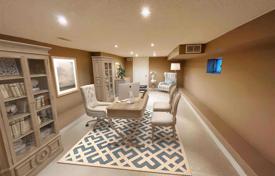 2غرفة خانه  East York, کانادا. C$1,224,000