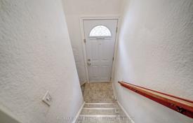 6غرفة خانه  East York, کانادا. C$1,304,000