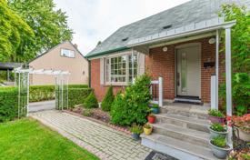 خانه  – Etobicoke, تورنتو, انتاریو,  کانادا. C$985,000