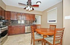 12غرفة خانه  York, کانادا. C$1,640,000