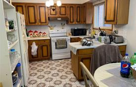 10غرفة  دو خانه بهم متصل نورث یورک, کانادا. C$1,315,000