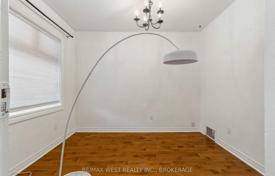 9غرفة خانه  York, کانادا. C$1,181,000