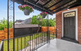 11غرفة خانه  East York, کانادا. C$1,668,000