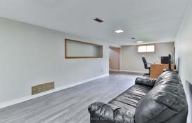 10غرفة خانه  East York, کانادا. C$1,776,000