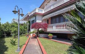 5غرفة ویلا  353 متر مربع Viareggio, ایتالیا. 765,000 €
