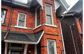  دو خانه بهم متصل – Pape Avenue, تورنتو, انتاریو,  کانادا. C$2,288,000
