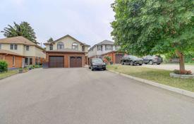  دو خانه بهم متصل – اسکاربرو، تورنتو, تورنتو, انتاریو,  کانادا. C$952,000