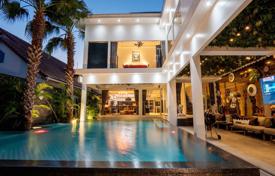 8غرفة ویلا  650 متر مربع Chonburi, تایلند. $677,000