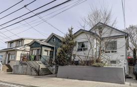 خانه  – Woodbine Avenue, تورنتو, انتاریو,  کانادا. C$1,247,000