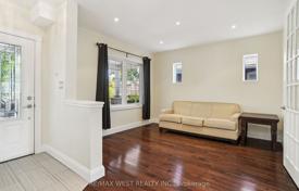 11غرفة خانه  East York, کانادا. C$1,816,000