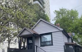 6غرفة خانه  York, کانادا. C$1,121,000