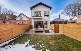 خانه  – East York, تورنتو, انتاریو,  کانادا. C$2,436,000
