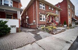  دو خانه بهم متصل – Queen Street East, تورنتو, انتاریو,  کانادا. C$1,919,000