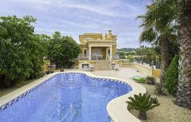 دو خانه بهم چسبیده – کالپ, والنسیا, اسپانیا. 5,900 € هفته ای