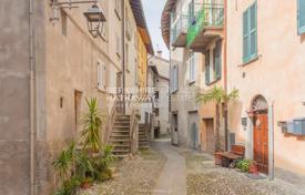 دو خانه بهم چسبیده – Colonno, لمباردی, ایتالیا. Price on request