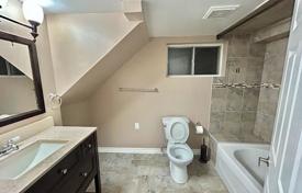2غرفة خانه  East York, کانادا. C$1,237,000