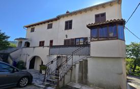 27غرفة خانه  700 متر مربع Roč, کرواسی. 450,000 €